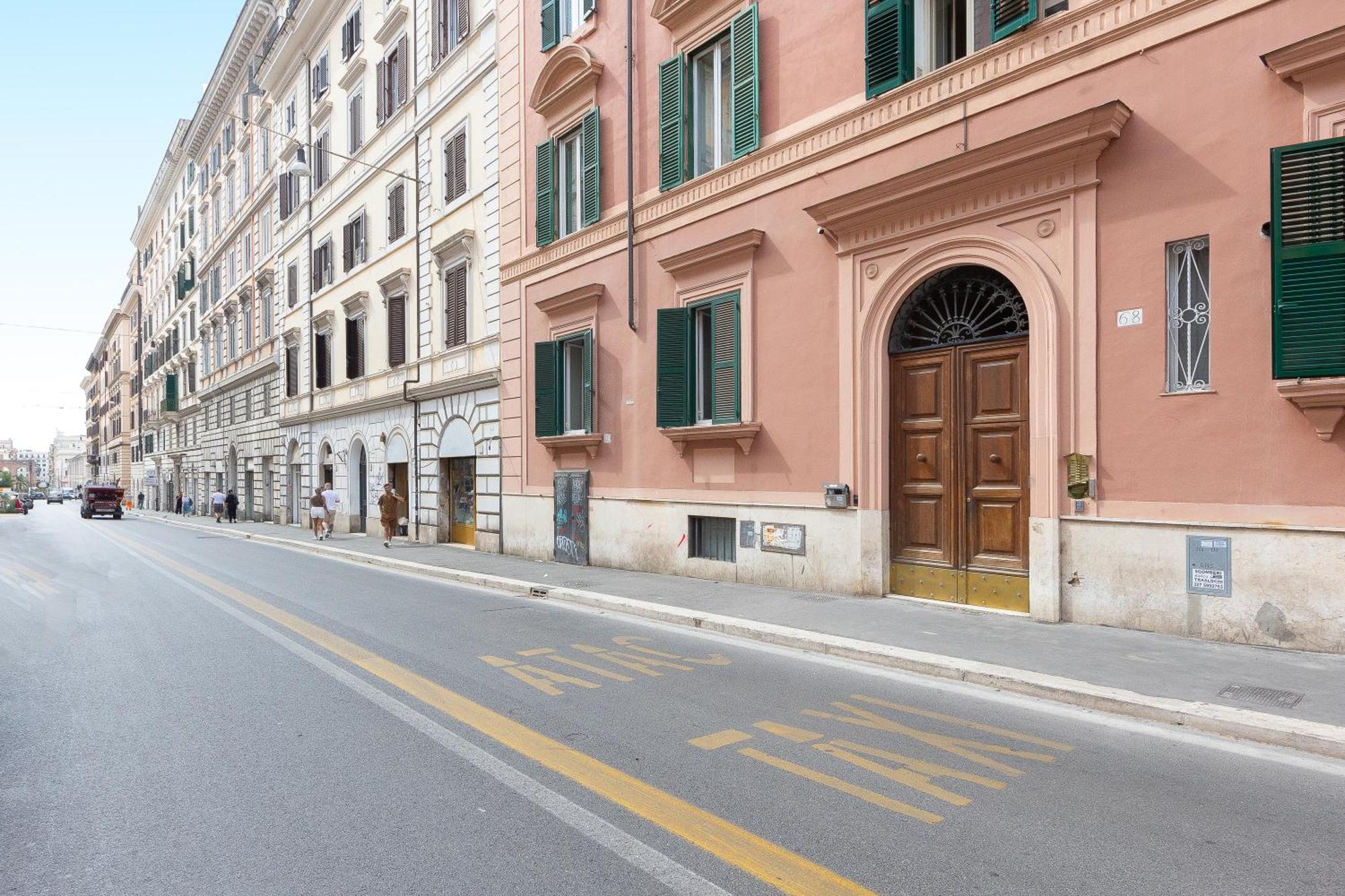 Iron Cityaus Termini Rome Bagian luar foto